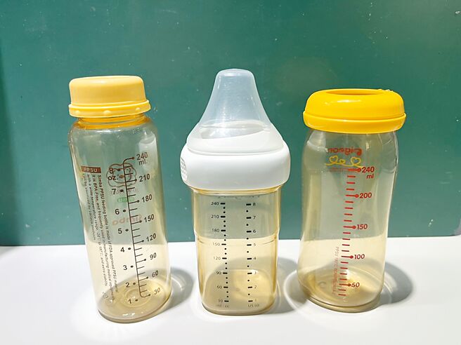 台北市環保局攜手母嬰連鎖用品店業者推出回收塑膠奶瓶活動，可折抵消費或兌換好禮。（台北市環保局提供／黃敬文台北傳真）