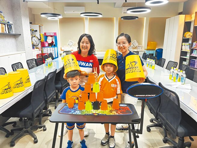 桃園市中壢區青埔國小杜旻澔（前右）今年3月參加「2024WSSA競技疊杯世界錦標賽」，獲得4金1銀好成績。（賴佑維攝）