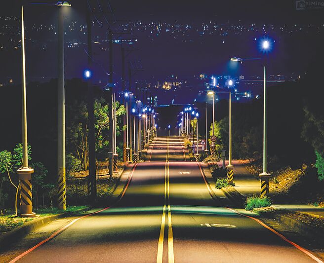 大肚「蓝色公路」明年4月将延长至向上路，以270颗蓝宝石打造5.6公里的蓝色浪漫。（台中市观旅局提供／陈淑娥台中传真）