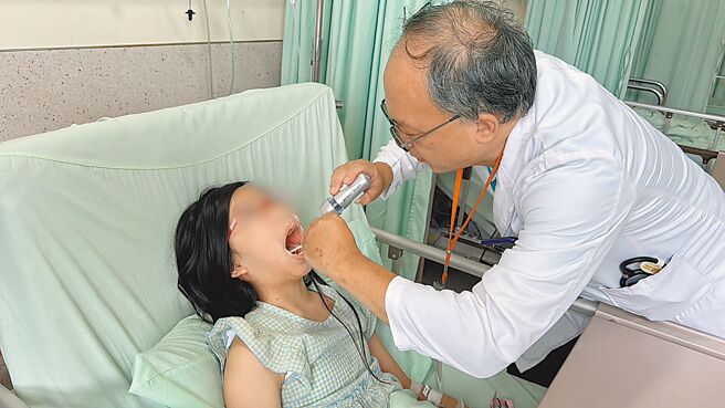 彰化11歲彭小妹近日與狗狗玩耍，不料晚間突高燒39.7度，不斷咳嗽、流鼻涕還頻尿，就醫查出確診新冠肺炎合併多項感染，又進一步揪出感染「犬巴斯德菌」。（烏日林新醫院提供／潘虹恩台中傳真）