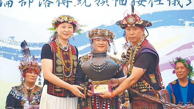 台东排湾族加鲁加伦部落传统领袖高春梅（中）甫上任，由于尚待歷练，须取得部落耆老及族人认同后，方可于头冠上配插鹰羽。（萧嘉蕙摄）