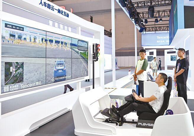 「車路雲一體化」成為大陸智慧網聯車新關鍵，預計2030年產值可達2.5兆人民幣。（新華社）
