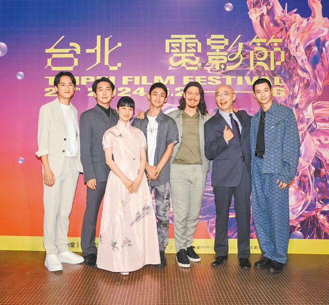 《听海涌》演员吴翰林（左起）、施名帅、连俞涵、朱宥丞、周厚安、马场克树、黄冠智齐聚台北电影节。（北影提供）