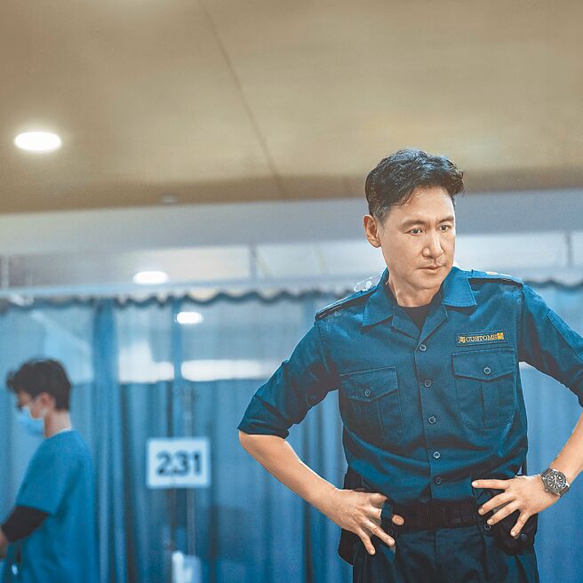 张学友为演出的电影《海关战线》献唱主题曲〈很远的地方〉。（环球音乐提供）