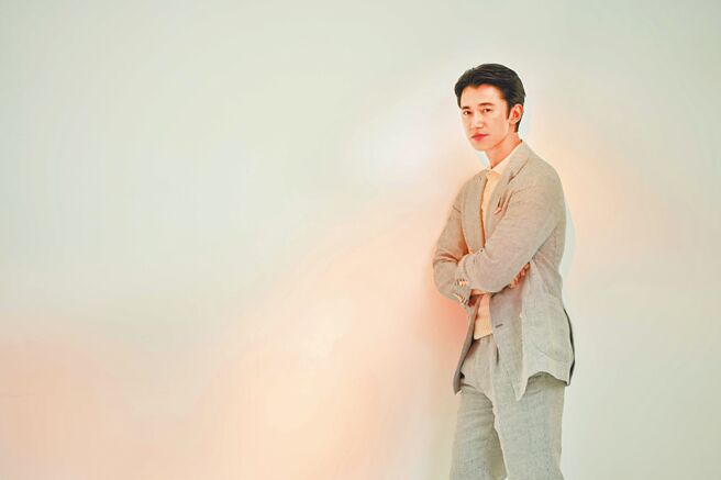吳慷仁透露這次接演《破浪男女》，像回到過去剛開始演戲時最初、最單純的狀態。（攝影／石智中、服裝／Brunello Cucinelli）