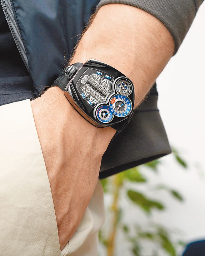 喜愛跑車的車迷一定不可錯過Jacob & Co.與Bugatti合作的Bugatti Tourbillon陀飛輪腕表。（高登鐘錶提供）