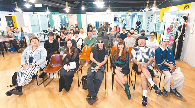 台北好時尚媒合會提供設計師們切磋交流，也可與布料廠商、品牌、媒體等交換想法。（吳松翰攝）