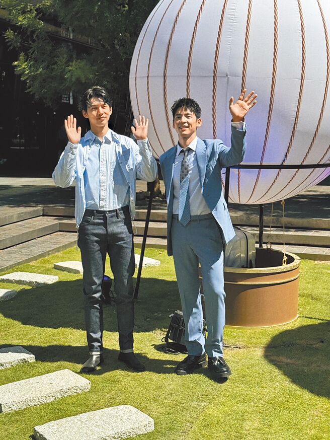 林柏宏（右）領著師弟徐碩廷一同出席Samsonite無畏前行主題公園開幕展。（黃唯淯攝）