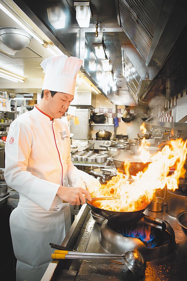 榮獲《新加坡米其林指南》一星榮譽的「四川飯店」第三代傳人陳建太郎，客座「上海醉月樓」。（台北遠東香格里拉提供）