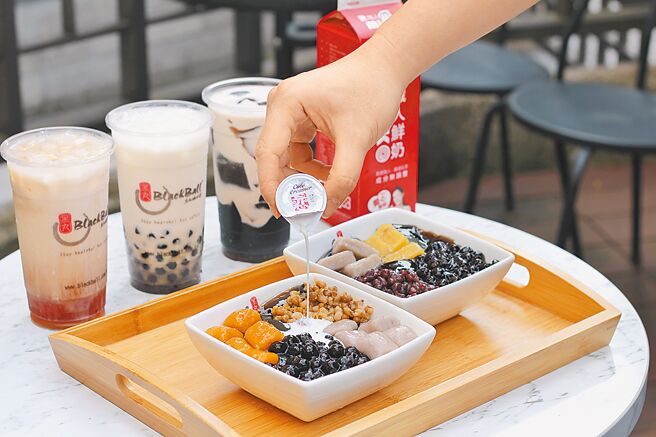 全台高温警报，消暑冰品透心凉，开元食品看好民眾吃冰喜爱配料，推荐适合搭仙草冰、芋圆冰的「恋职人牛奶球」（见图），标榜使用100％国产生乳制成，支持台湾本土酪农，成分无调整、无添加，而「恋奶精球」不使用氢化植物油，没有人工反式脂肪含量的疑虑，诉求香醇浓顺口感，替夏日添甜蜜滋味。（开元食品提供）