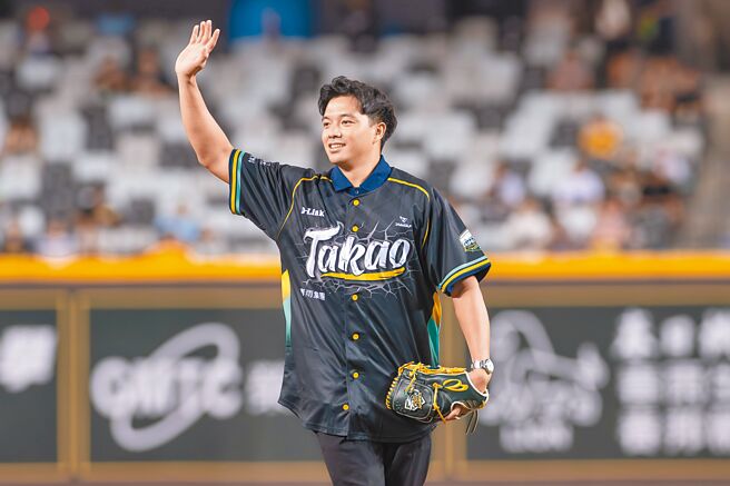 前旅日好手吳念庭26日受邀至台北大巨蛋為台鋼雄鷹開球，可望成為中職選秀榜眼。（台鋼雄鷹提供）