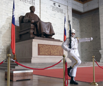 海納百川》儀隊操演搬戶外 就算是轉型正義？（孫榮富）