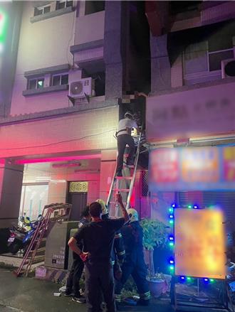 半夜遮雨棚驚見男子受困 原因曝光！警消順利救人