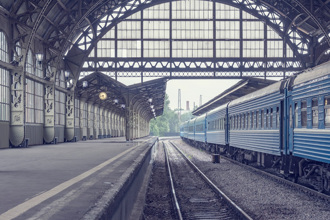 嬤趕火車穿越鐵軌 下秒被撞飛「駕駛視角」曝