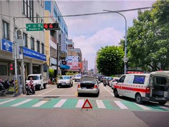 小黃運匠左轉未依規定禮讓 婦人走斑馬線慘被撞飛