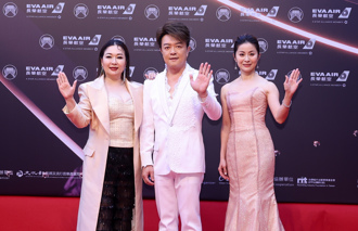 金曲35／張秀卿54歲紅毯破尺度「巨胸塞爆禮服」腰間炸肉太震撼