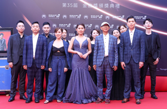 金曲35／客语歌手林钰婷深V开到肚子 秀东西半球美背超辣