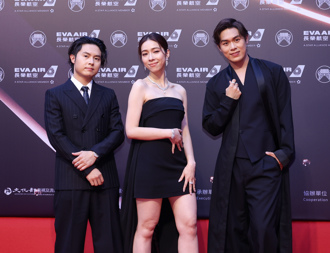 金曲35／告五人紅毯一片烏黑 犬青戰袍「上圍藏亮點」男友嗨翻：超辣