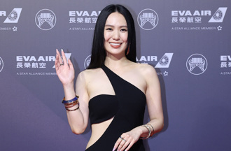 金曲35／孫盛希胸前一片布包不住 半邊全露羞喊：害怕曝光