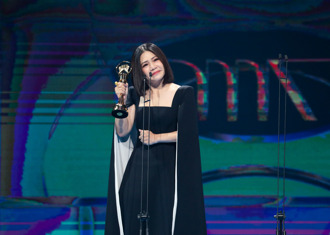 金曲35／黃妃農曆生日3度封台語歌后 「數度淚崩」憶天上阿爸阿母