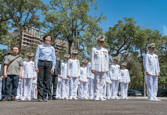 馬指揮官偕立委林岱樺及全體與會人員，向烈士默哀致敬。（記者陳怡璿攝）