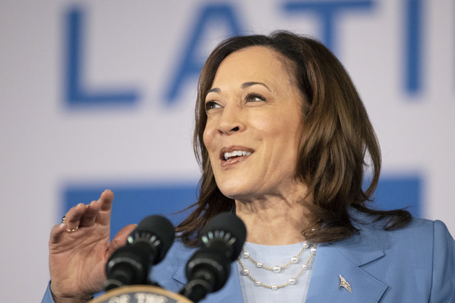 万一拜登真的突然退选，与拜登搭檔竞选连任的美国副总统贺锦丽也不能直接顶替成为代表民主党的总统候选人。图为贺锦丽28日在赌城出席造势活动。（美联社）