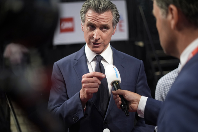 美国加州州长纽松27日在由CNN主办的本届大选首场总统辩论会场边受访。由于拜登在辩论过程表现明显不佳，党内换「拜」声起，纽松也是外界眼中的热门代替人选之一。（美联社）