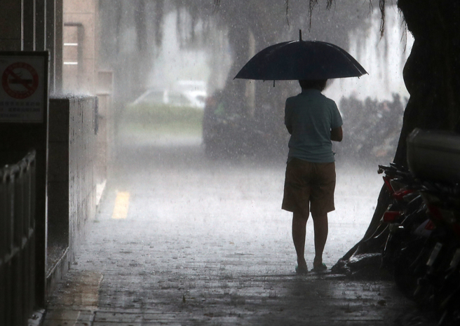 近來熱對流發展旺盛，午後易有雷陣雨，雨勢又急又大。（資料照）