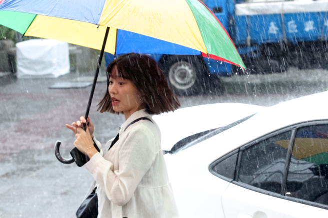 外出備妥雨傘，上午防曬、下午擋雨。（鄧博仁攝）