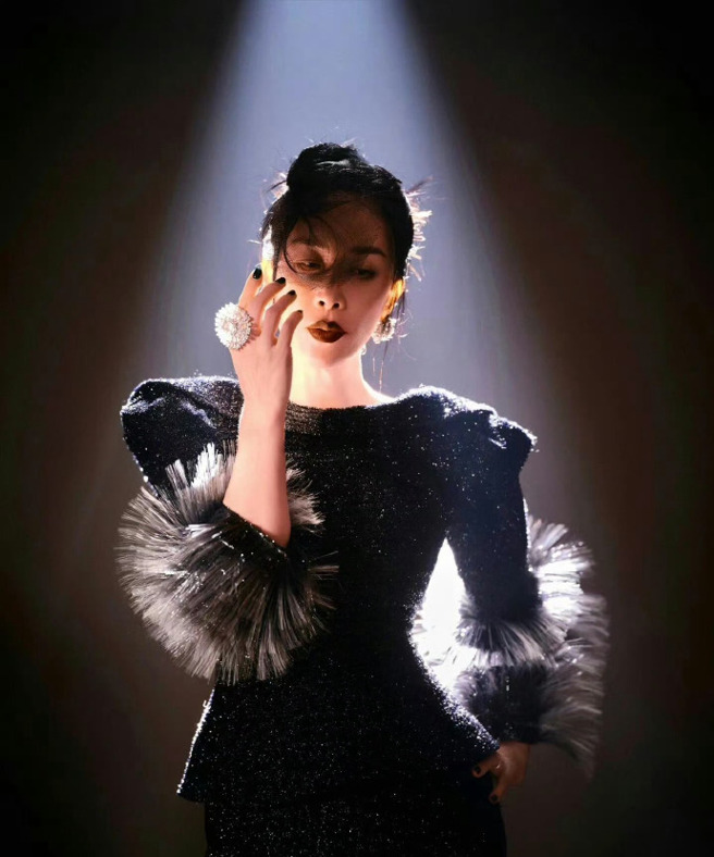 那英在录影前2天眼睛周遭长了皮蛇。（图／翻摄自微博）