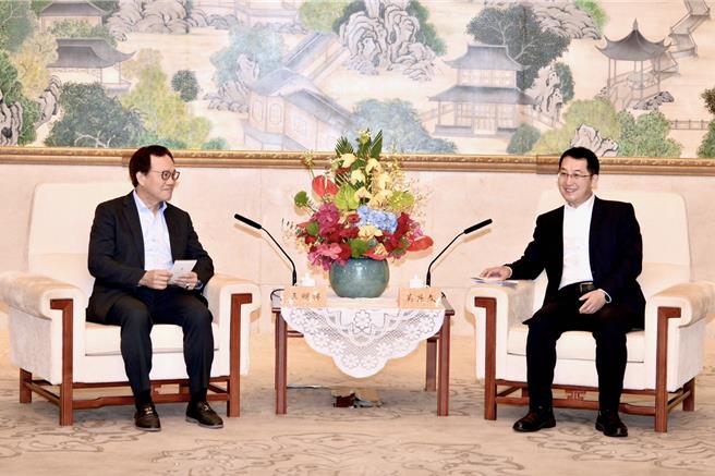 台灣工商企業聯合會經貿文化參訪團於昨（28）日前往蘇州拜訪當地台商中達電子（江蘇）有限公司，並拜會蘇州市吳慶文市長。（照片由台灣工商聯提供）