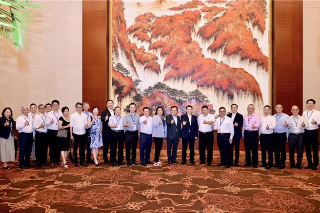 台灣工商企業聯合會經貿文化參訪團於昨（28）日前往蘇州拜訪當地台商中達電子（江蘇）有限公司，並拜會蘇州市吳慶文市長。右九是蘇州市委副書記吳慶文市長、右六是蘇州市委常委暨蘇州市委王颺祕書長。（照片由台灣工商聯提供）