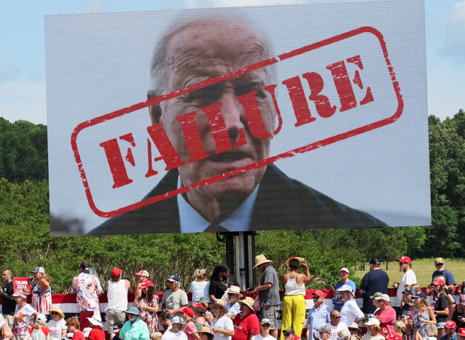 美国总统拜登27日在2024大选首场电视辩论中表现奇差，如今民主党内和各方都出现要他退选的呼声，图为共和党人28日手持「拜登失败」的大幅招牌。（路透）