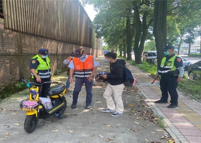苗栗县警局将加强取缔微型电动二轮车违规取缔。（读者提供／谢明俊苗栗传真）