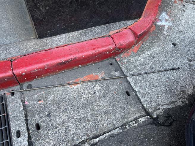 北市林森北路發生鋼筋砸傷騎士左手臂的意外事故。(翻攝照片／林郁平台北傳真）