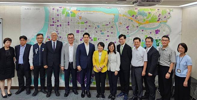 內政部長劉世芳（右七）28日與轄下部分部會官員，前往台北市政府拜會市長蔣萬安（左六），並於會中商談多項台北市政議題。（內政部提供／丁上程台北傳真）