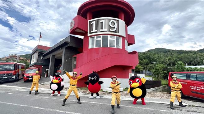 县府推「16蹲」影片更到花莲县消防局丰滨分队邀请消防队员挑战、拍摄。（花莲县府观光处提供／王志伟花莲传真）