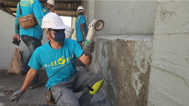 为了让阿荣可以安稳地生活，衡山基金会今日动员30位志工，再次前往阿江嬷家中进行修缮。（衡山基金会提供／林雅惠高雄传真）