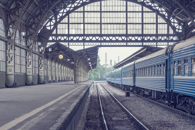 俄羅斯一名84歲老婦人為了搶快到對面月台，無視逼近且不斷鳴笛的火車，執意穿越鐵軌，最終遭撞擊死亡。（示意圖：Shutterstock／達志）