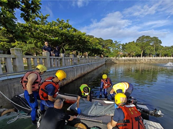 警消著救生裝備及攜帶繩索下水進行搶救，將溺者救援上岸後，已呈現OHCA狀態，詳細原因後續交由現場警方鑑識調查及處理。(圖／金門縣消防局提供)