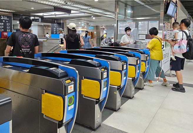 台铁公司计画汰换背磁车票，改为QR Code车票，同时更换自动验票闸门，预计2026年底全台车站将全面使用QR Code车票。（蔡明亘摄）