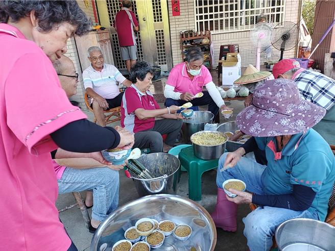左鎮區公所今天邀集5個社區阿公阿嬤一起熬煮傳統破布子，透過手把手教學，也希望讓破布子成為在地特產。(余基吉提供／曹婷婷台南傳真)