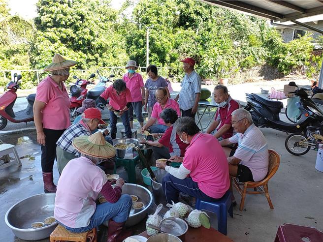 左鎮區公所今天邀集5個社區阿公阿嬤一起熬煮傳統破布子，透過手把手教學，也希望讓破布子成為在地特產。(余基吉提供／曹婷婷台南傳真)