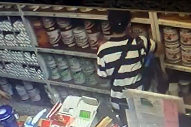 宜兰县议员林锡明经营的油漆店遭窃，窃贼先在店内偷油漆等物，再将偷来的东西退款。（林锡明提供）