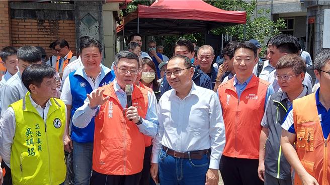 新北市长侯友宜（前排左三）今陪同行政院长卓荣泰（前排左二）视察三峡人行安全计画改善成果。（陈慰慈摄）