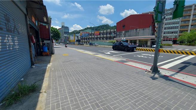 三峡介寿路1段行安全计画改善工程，今年2月已完工。（陈慰慈摄）