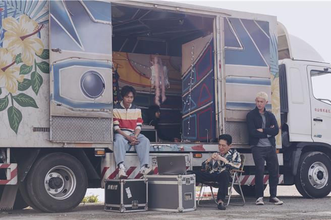 《塑胶花》讲述一群边缘人意外相聚进行一场逃亡之旅，右起吴慷仁、高捷、李沐、林鹤轩。（Hami Video提供）