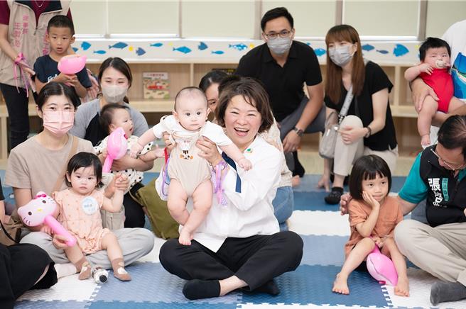 29日嘉義市第5座公共托育設施，位於精忠新城內的精忠公共托嬰中心揭牌，將7月1日正式收托。（呂妍庭攝）