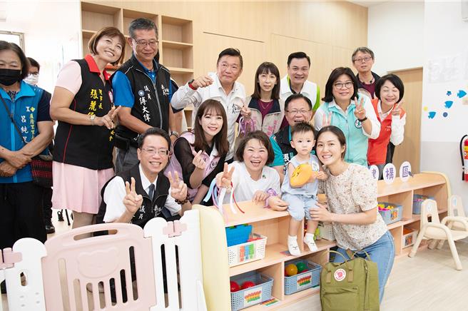 29日嘉義市第5座公共托育設施，位於精忠新城內的精忠公共托嬰中心揭牌，將7月1日正式收托。（呂妍庭攝）
