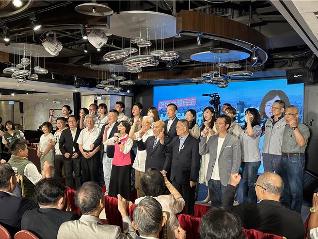 苏巧慧带领眾人高喊「新北队出发，台湾队加油」口号，期盼未来能「翻转」新北，重新执政。（高钧麟摄）